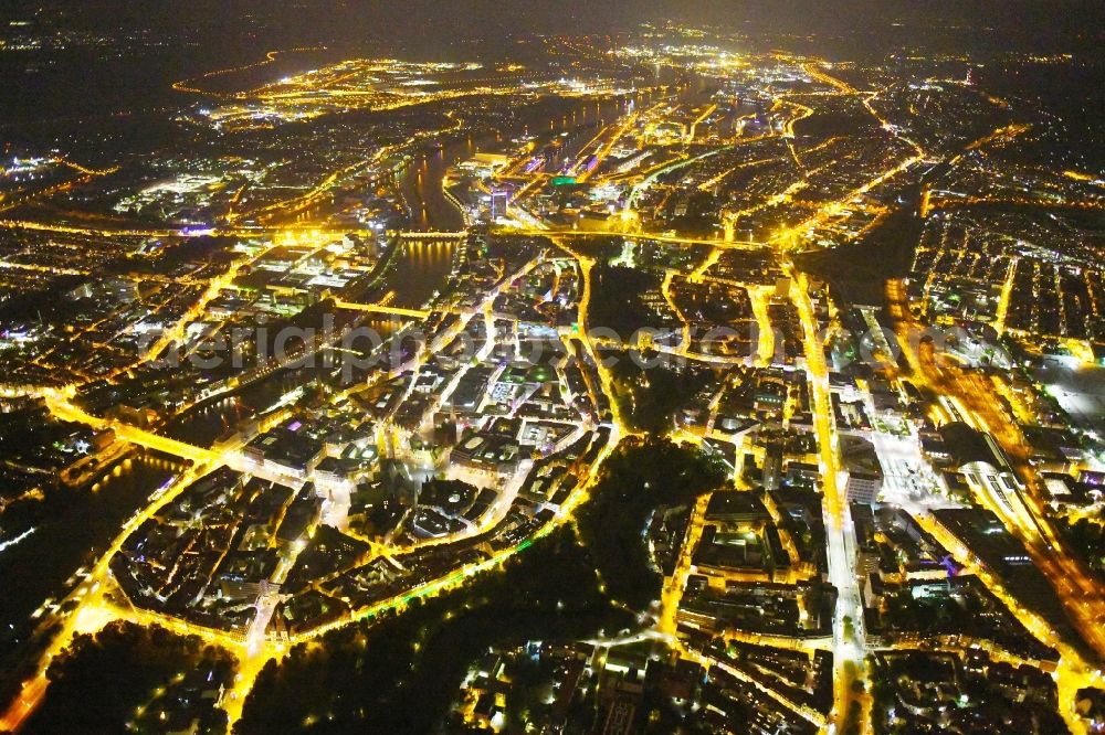 Aerial photograph at night Bremen - Night lighting Old Town area and city center in the district Mitte in Bremen, Germany