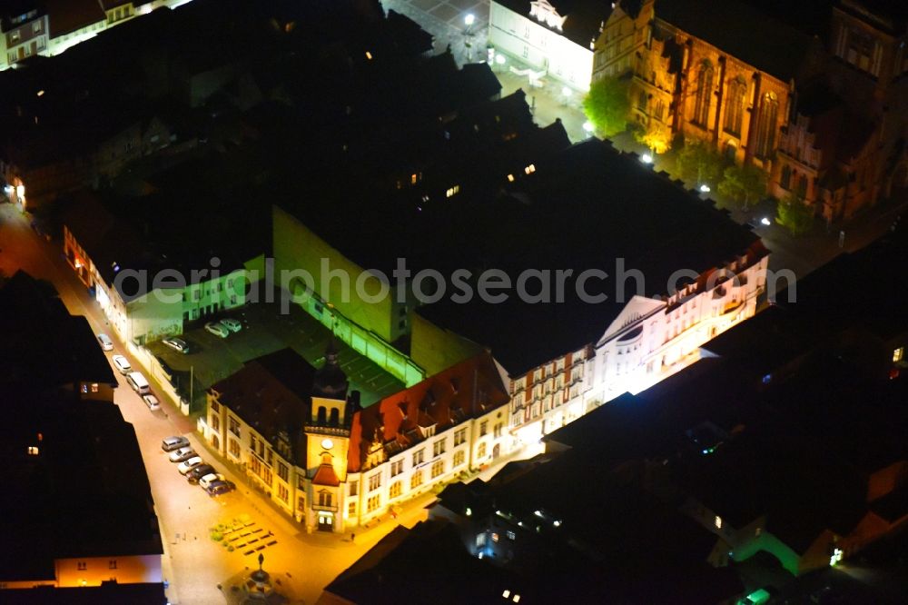 Aerial image at night Güstrow - Night lighting Old Town area and city center Pferdemarkt on Borwinbrunnen in Guestrow in the state Mecklenburg - Western Pomerania, Germany