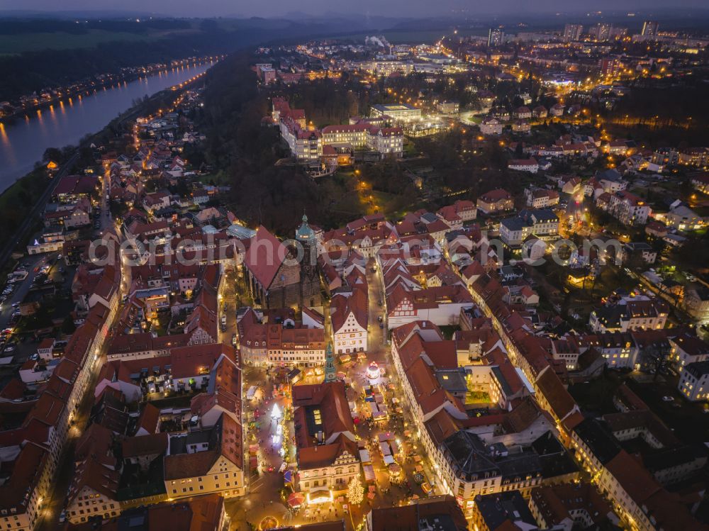 Pirna at night from the bird perspective: Night lights and illumination Christmas market Canalettomarkt in the old town area and city center in Pirna in the federal state of Saxony, Germany