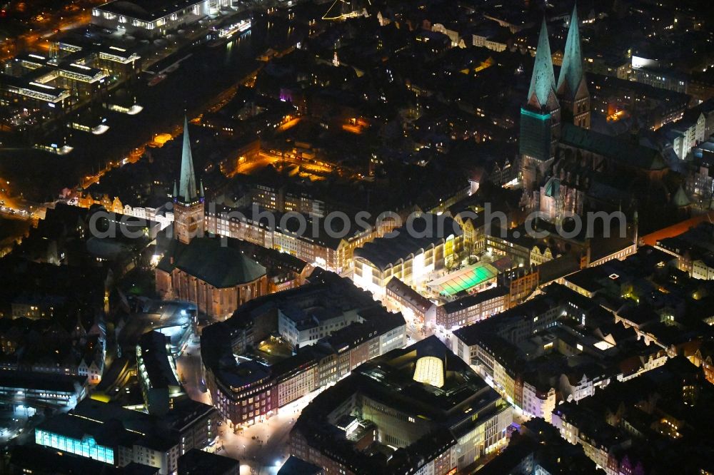 Aerial photograph at night Lübeck - Night lighting old Town area and city center between St. Petri Kirche, Markt and Marienkirche in the district Innenstadt in Luebeck in the state Schleswig-Holstein, Germany