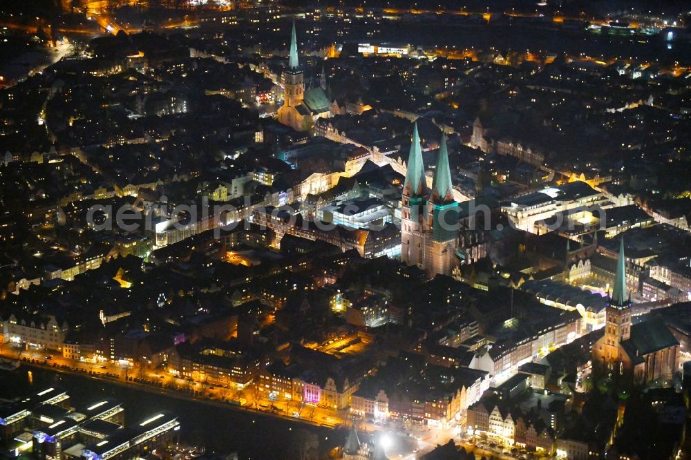 Aerial photograph at night Lübeck - Night lighting old Town area and city center between St. Petri Kirche, Markt and Marienkirche in the district Innenstadt in Luebeck in the state Schleswig-Holstein, Germany