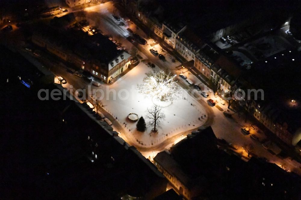 Werder (Havel) at night from the bird perspective: Night view wintry snowy Ensemble space Am Markt in the inner city center in Werder (Havel) in the state Brandenburg