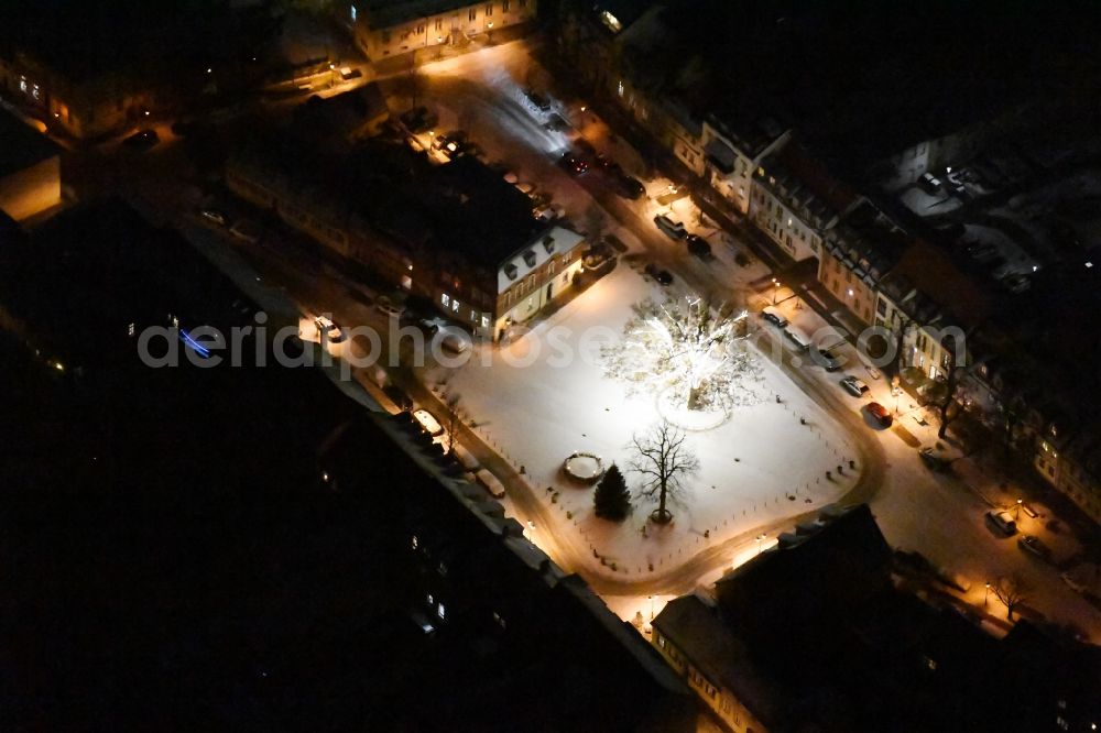 Aerial photograph at night Werder (Havel) - Night view wintry snowy Ensemble space Am Markt in the inner city center in Werder (Havel) in the state Brandenburg