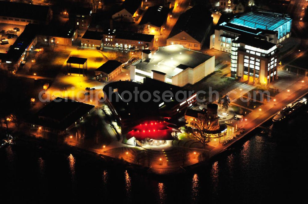 Aerial photograph at night Potsdam - Nachtluftbild des Areales am Hans Otto Theater auf dem Kultur- und Gewerbestandort in der Schiffbauergasse am Tiefen See in Potsdam. Das 2006 eröffnete Theater ist das Brandenburgischen Landestheaters, das nach dem Vorbild des Sydney Opera House vom Architekten Gottfried Böhm entworfen wurde. Vor dem Neubau steht der aus dem 19. Jahrhundert stammende Turm einer früheren Zichorienmühle, in dem ein Restaurant für gehobene Ansprüche untergebracht ist. View of the Hans Otto Theatre in the cultural and business center in the Schiffbauergasse on the lake Tiefer See in Potsdam. Opened in 2006, the Theatre is the Brandenburg State Theater, designed along the lines of the Sydney Opera House by the architect Gottfried Böhm. Area at the Hans Otto Theatre in Potsdam at night.