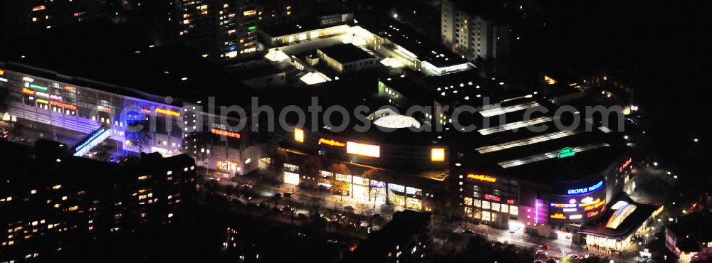 Berlin at night from above - Nachtluftbild auf die Gropiusstadt und die Gropius-Passagen. Die Passagen wurden 1994 eröffnet und gelten als das größte Einkaufszentrum in Deutschland. Investor ist der Unternehmer Harald Huth ( HFS Immobilien ). View to the Berlin district Neukölln with the shopping center Gropius Passagen.