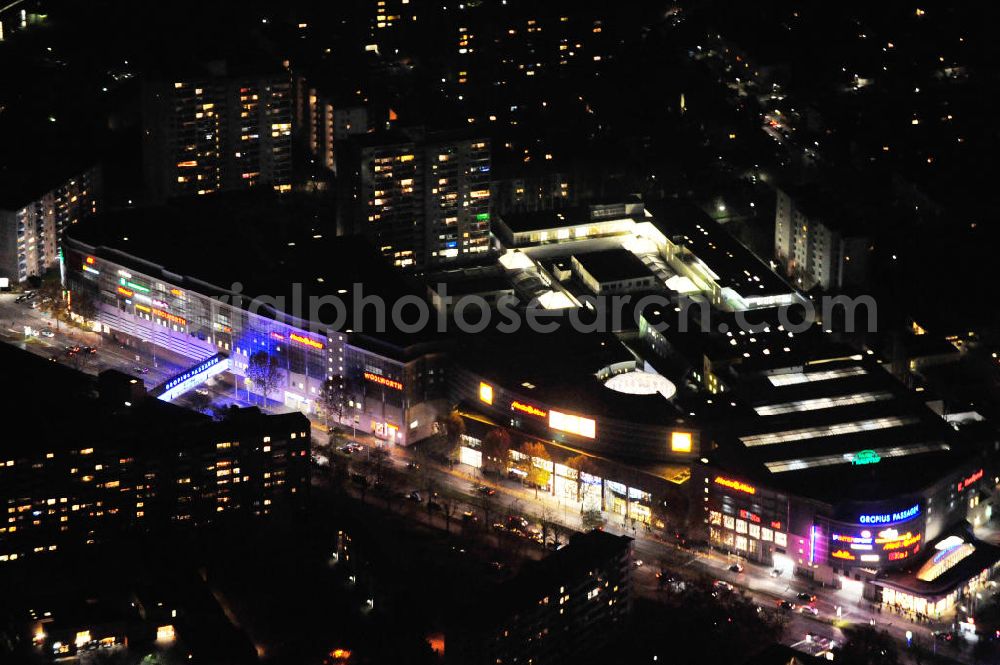 Berlin at night from the bird perspective: Nachtluftbild auf die Gropiusstadt und die Gropius-Passagen. Die Passagen wurden 1994 eröffnet und gelten als das größte Einkaufszentrum in Deutschland. Investor ist der Unternehmer Harald Huth ( HFS Immobilien ). View to the Berlin district Neukölln with the shopping center Gropius Passagen.