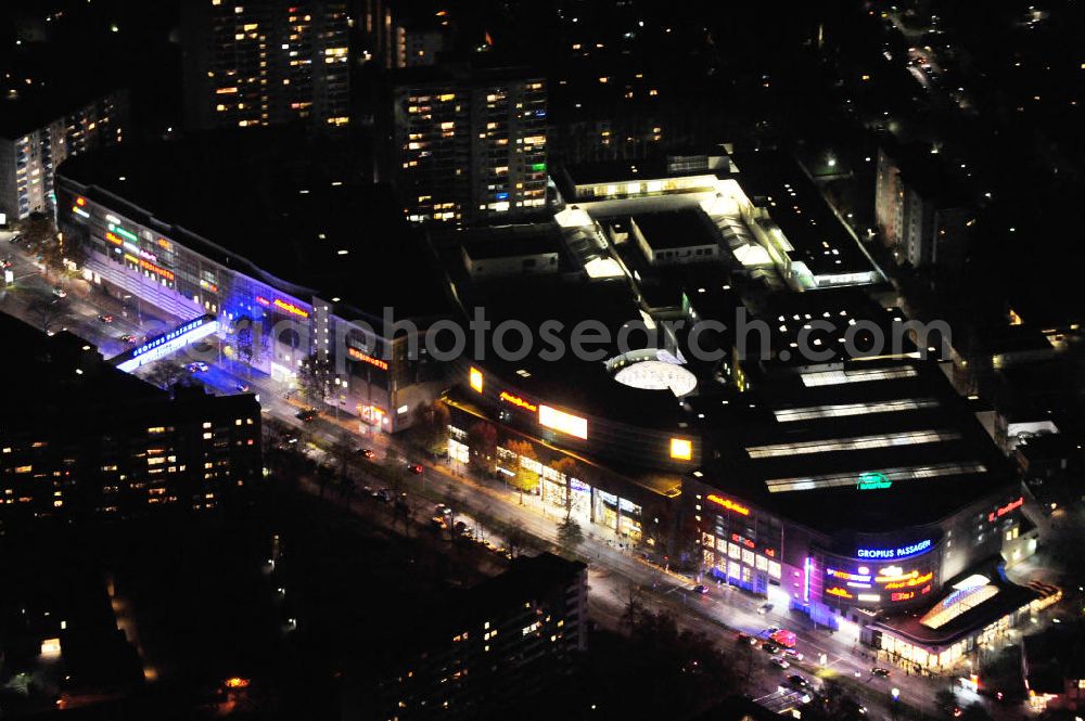 Aerial photograph at night Berlin - Nachtluftbild auf die Gropiusstadt und die Gropius-Passagen. Die Passagen wurden 1994 eröffnet und gelten als das größte Einkaufszentrum in Deutschland. Investor ist der Unternehmer Harald Huth ( HFS Immobilien ). View to the Berlin district Neukölln with the shopping center Gropius Passagen.