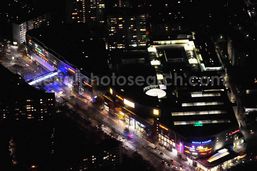 Berlin at night from above - Nachtluftbild auf die Gropiusstadt und die Gropius-Passagen. Die Passagen wurden 1994 eröffnet und gelten als das größte Einkaufszentrum in Deutschland. Investor ist der Unternehmer Harald Huth ( HFS Immobilien ). View to the Berlin district Neukölln with the shopping center Gropius Passagen.