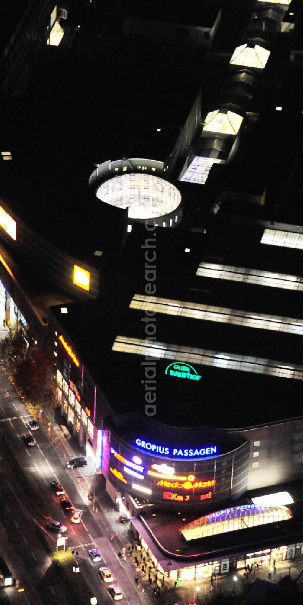 Berlin at night from the bird perspective: Nachtluftbild auf die Gropiusstadt und die Gropius-Passagen. Die Passagen wurden 1994 eröffnet und gelten als das größte Einkaufszentrum in Deutschland. Investor ist der Unternehmer Harald Huth ( HFS Immobilien ). View to the Berlin district Neukölln with the shopping center Gropius Passagen.