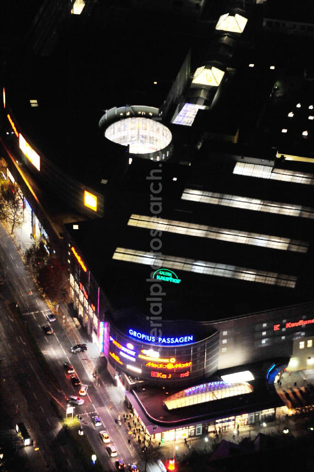 Aerial photograph at night Berlin - Nachtluftbild auf die Gropiusstadt und die Gropius-Passagen. Die Passagen wurden 1994 eröffnet und gelten als das größte Einkaufszentrum in Deutschland. Investor ist der Unternehmer Harald Huth ( HFS Immobilien ). View to the Berlin district Neukölln with the shopping center Gropius Passagen.