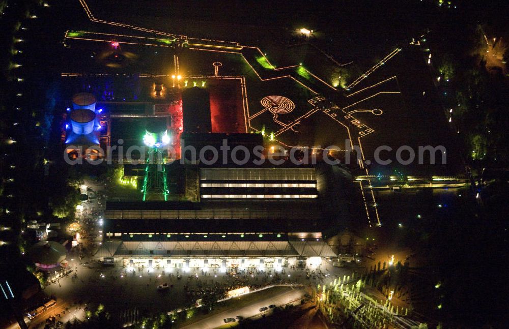 Bochum at night from the bird perspective: Nachtluftbild auf die Jahrhunderthalle in Bochum mit Lichtinstallationen zur Extraschicht 2008.