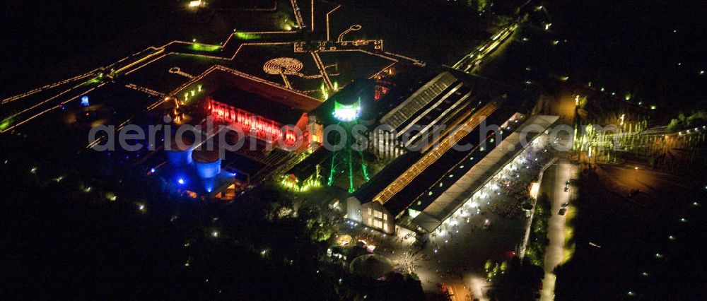 Bochum at night from above - Nachtluftbild auf die Jahrhunderthalle in Bochum mit Lichtinstallationen zur Extraschicht 2008.