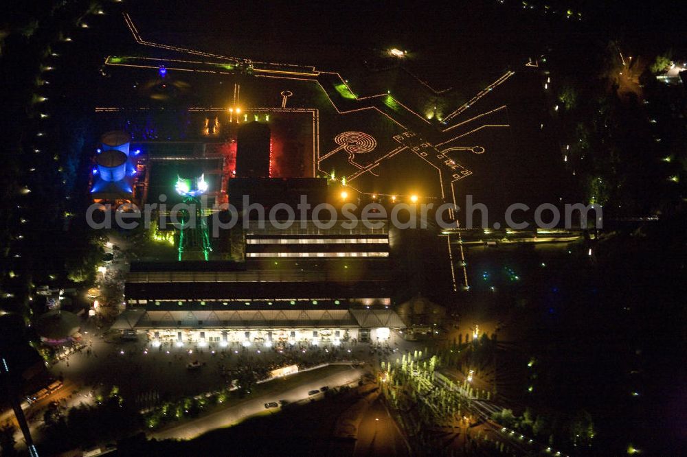 Bochum at night from the bird perspective: Nachtluftbild auf die Jahrhunderthalle in Bochum mit Lichtinstallationen zur Extraschicht 2008.