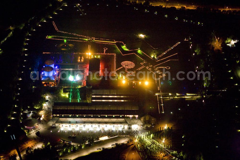 Bochum at night from the bird perspective: Nachtluftbild auf die Jahrhunderthalle in Bochum mit Lichtinstallationen zur Extraschicht 2008.