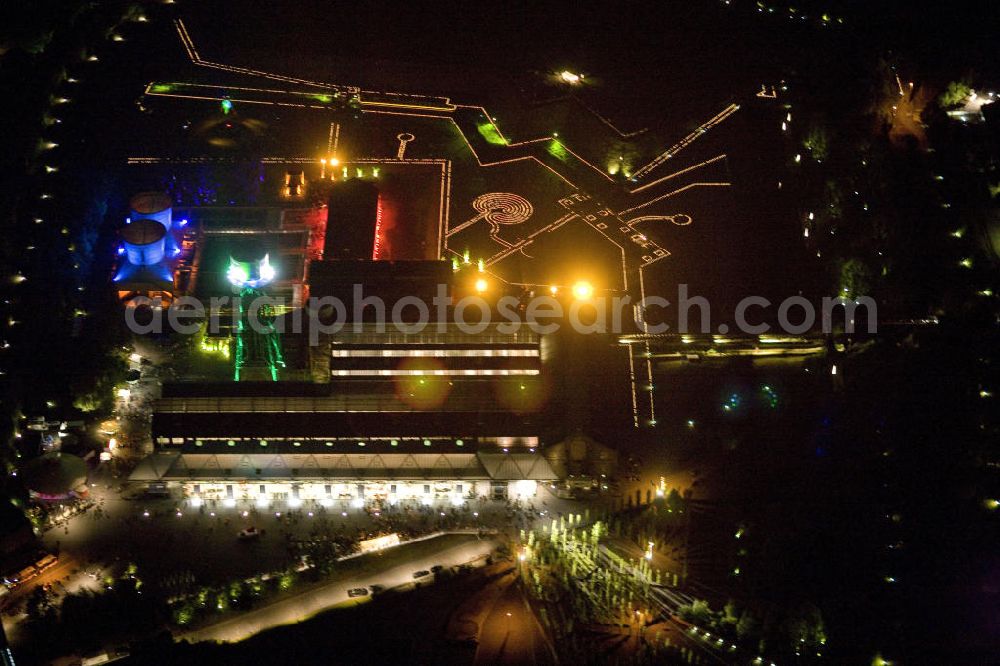 Bochum at night from above - Nachtluftbild auf die Jahrhunderthalle in Bochum mit Lichtinstallationen zur Extraschicht 2008.