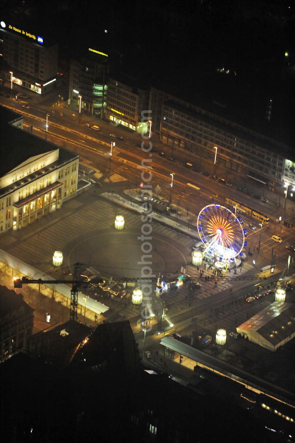 Leipzig at night from the bird perspective: Nachtaufnahme des Augustusplatzes vor der Oper mit dem Weihnachtsrad. Night shot of Augustusplatz in front of the opera with the Christmas Wheel.