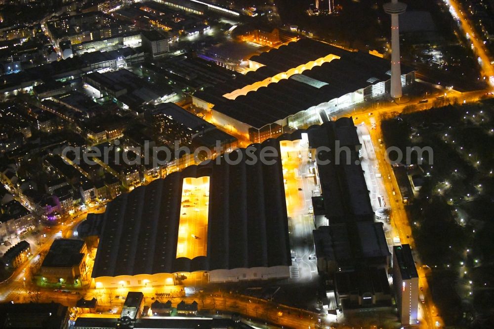 Hamburg at night from the bird perspective: Night lighting exhibition grounds and exhibition halls of the Honburg Messe and Congress GmbH on Messeplatz in the district Sankt Pauli in Hamburg, Germany