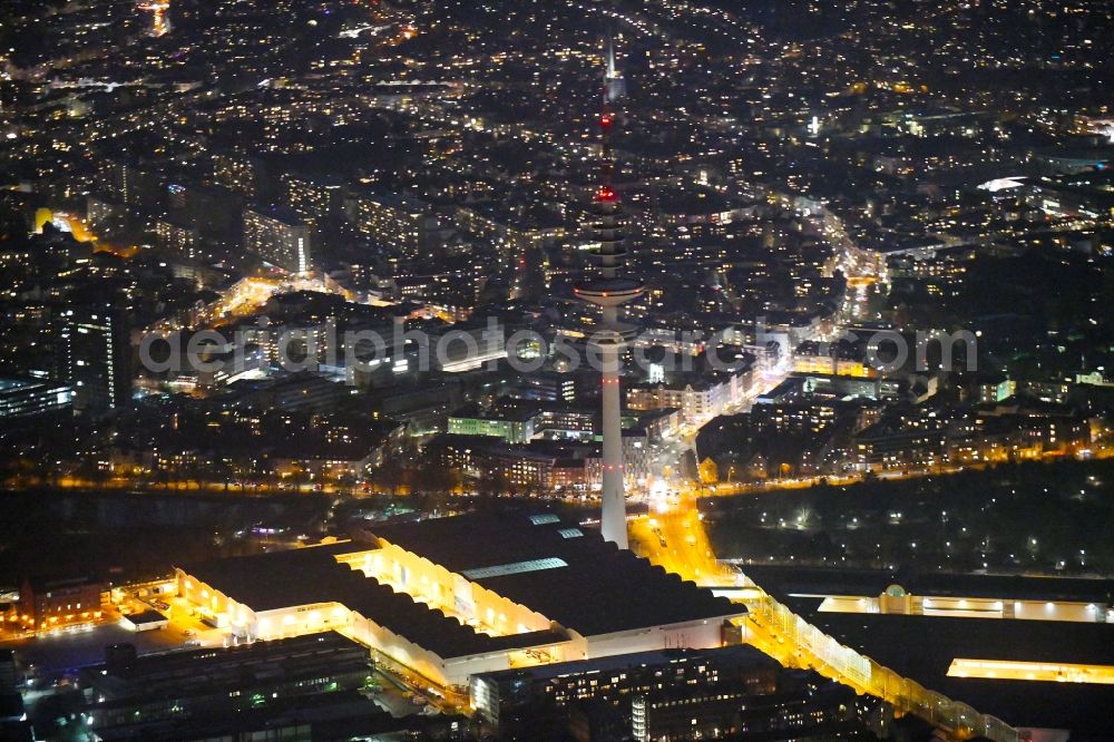 Aerial image at night Hamburg - Night lighting exhibition grounds and exhibition halls of the Honburg Messe and Congress GmbH on Messeplatz in the district Sankt Pauli in Hamburg, Germany