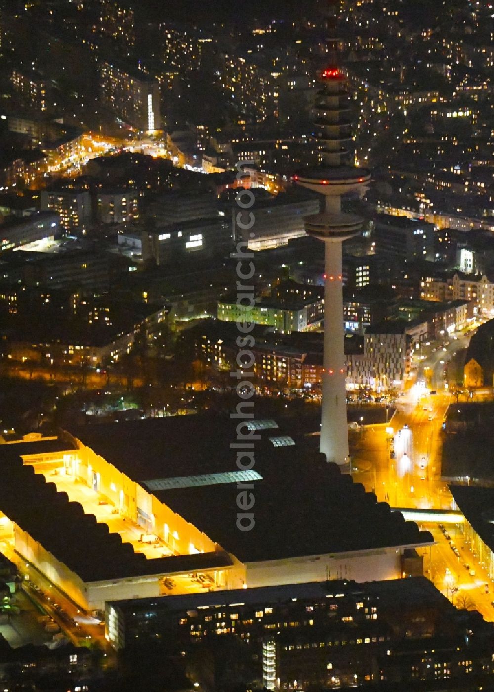 Hamburg at night from the bird perspective: Night lighting exhibition grounds and exhibition halls of the Honburg Messe and Congress GmbH on Messeplatz in the district Sankt Pauli in Hamburg, Germany