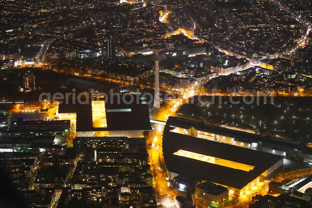 Aerial photograph at night Hamburg - Night lighting exhibition grounds and exhibition halls of the Honburg Messe and Congress GmbH on Messeplatz in the district Sankt Pauli in Hamburg, Germany