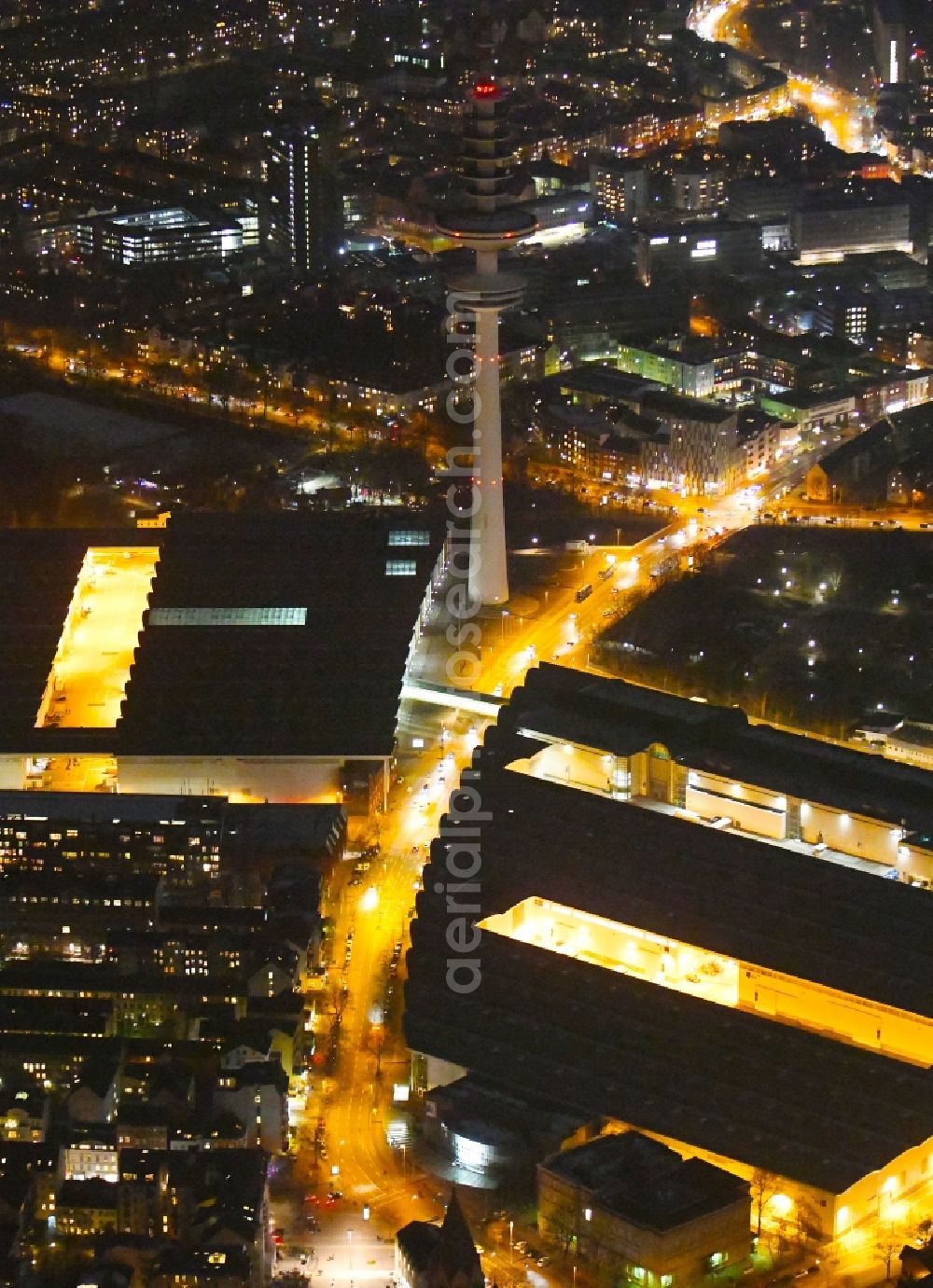 Hamburg at night from the bird perspective: Night lighting exhibition grounds and exhibition halls of the Honburg Messe and Congress GmbH on Messeplatz in the district Sankt Pauli in Hamburg, Germany