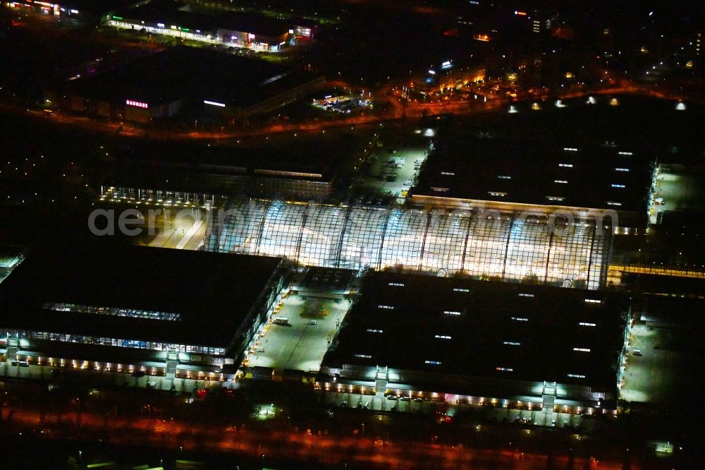 Aerial photograph at night Leipzig - Night lighting Exhibition grounds and exhibition halls of the LMI - Leipziger Messe International GmbH on Messe-Allee in the district Nord in Leipzig in the state Saxony, Germany