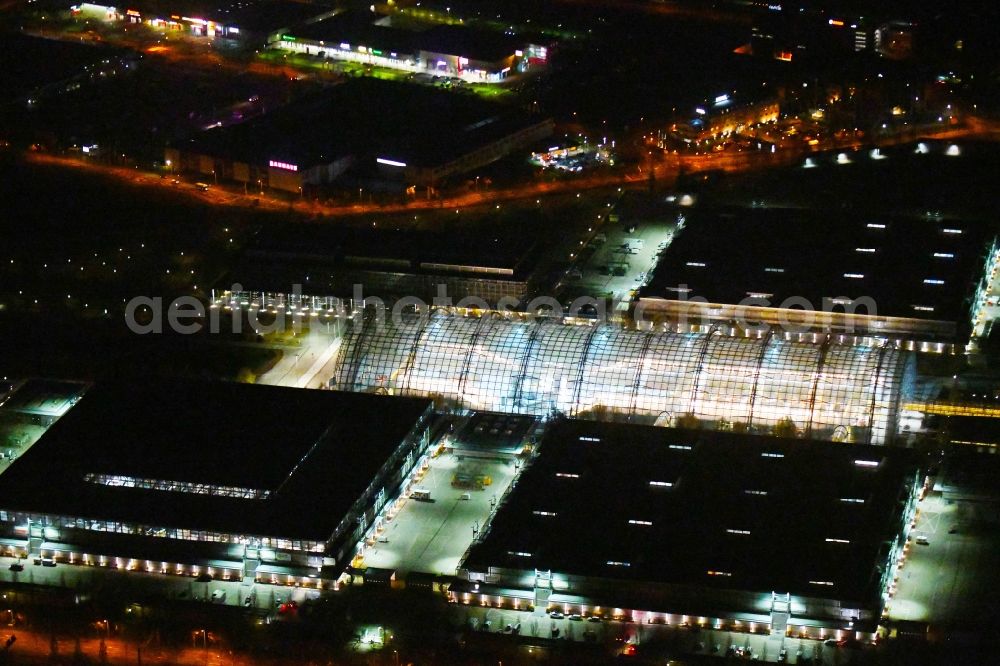 Leipzig at night from above - Night lighting Exhibition grounds and exhibition halls of the LMI - Leipziger Messe International GmbH on Messe-Allee in the district Nord in Leipzig in the state Saxony, Germany