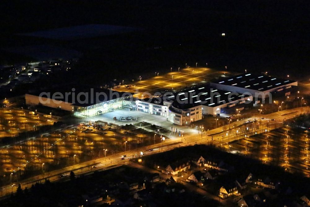 Erfurt at night from the bird perspective: Night lighting Exhibition grounds and exhibition halls of the Messe Erfurt in the district Hochheim in Erfurt in the state Thuringia, Germany