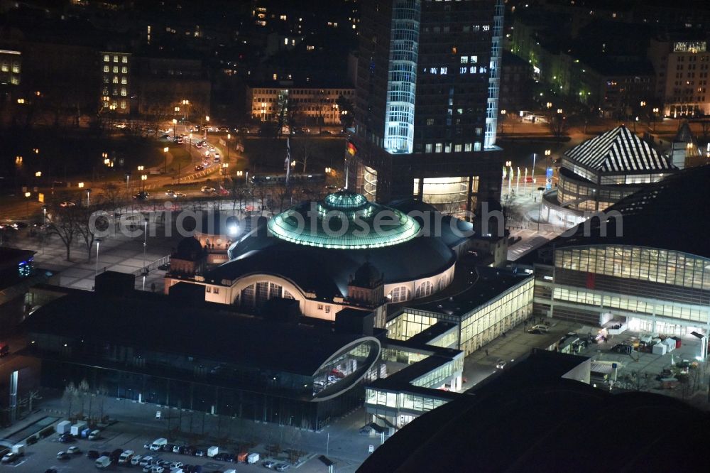 Aerial photograph at night Frankfurt am Main - Night view Exhibition grounds and exhibition halls of the Messe Frankfurt on Ludwig-Erhard-Anlage in Frankfurt in the state Hesse