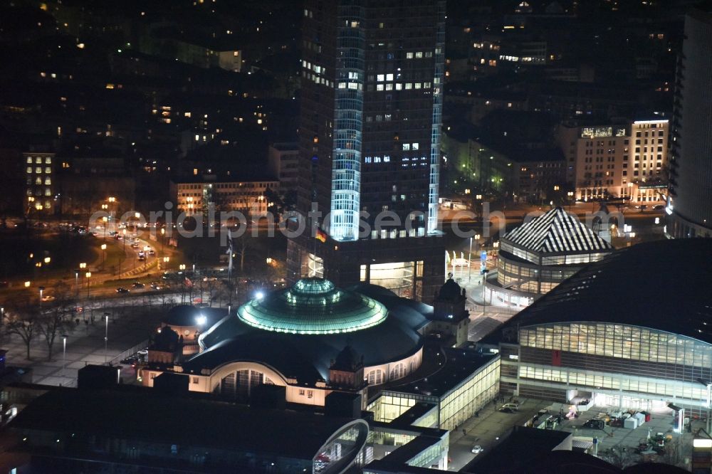 Aerial image at night Frankfurt am Main - Night view Exhibition grounds and exhibition halls of the Messe Frankfurt on Ludwig-Erhard-Anlage in Frankfurt in the state Hesse