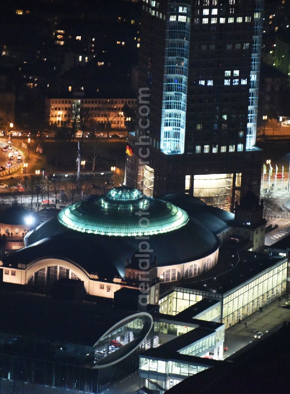 Aerial photograph at night Frankfurt am Main - Night view Exhibition grounds and exhibition halls of the Messe Frankfurt on Ludwig-Erhard-Anlage in Frankfurt in the state Hesse