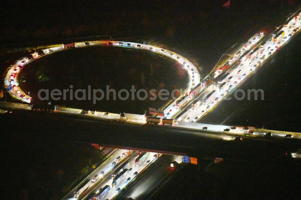 Ludwigsfelde at night from the bird perspective: Night lighting Routing and traffic lanes during the highway exit and access the motorway A 10 to the L101 in Ludwigsfelde in the state Brandenburg, Germany