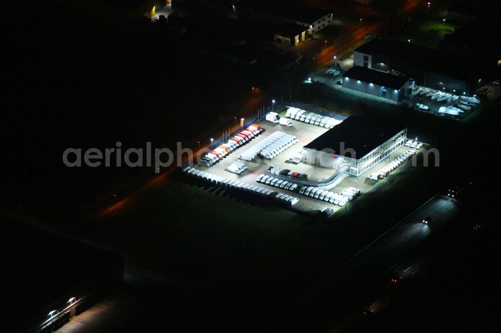 Siek at night from the bird perspective: Night lighting car dealership building ACR GmbH in Siek in the state Schleswig-Holstein, Germany