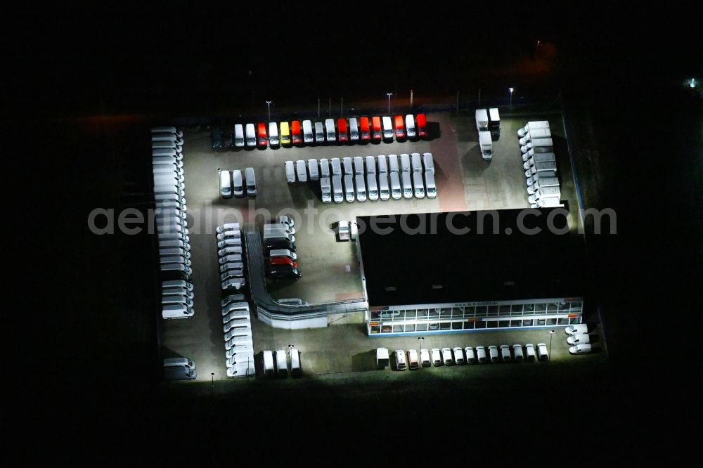 Siek at night from the bird perspective: Night lighting car dealership building ACR GmbH in Siek in the state Schleswig-Holstein, Germany