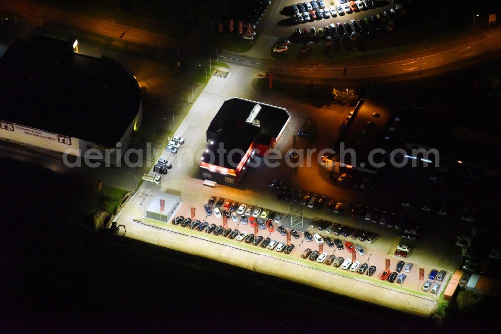 Aerial photograph at night Rostock - Night lighting Car dealership building Autoland Niederlassung Rostock on Brueckenweg in Rostock in the state Mecklenburg - Western Pomerania, Germany