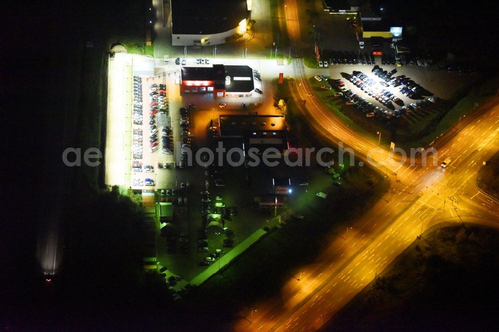 Aerial image at night Rostock - Night lighting Car dealership building Autoland Niederlassung Rostock on Brueckenweg in Rostock in the state Mecklenburg - Western Pomerania, Germany