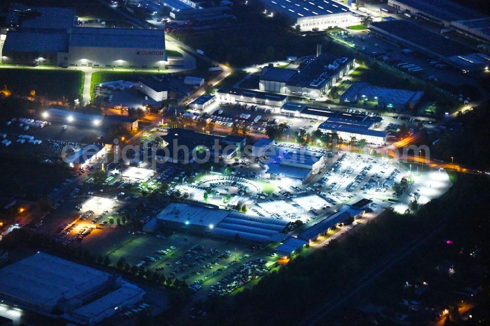 Aerial image at night Hoppegarten - Night lighting car dealership building Automobile BCA Autoauktionen GmbH and DUeRKOP GmbH Neuer Hoenower Weg in Hoppegarten in the state Brandenburg