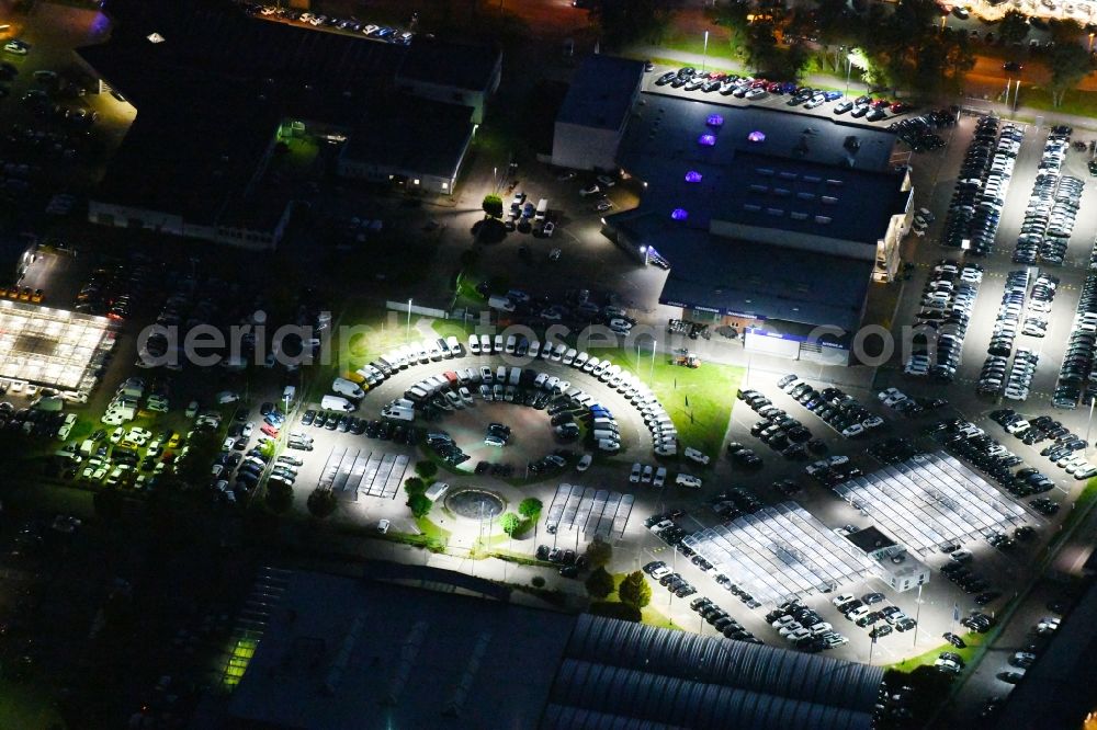 Hoppegarten at night from the bird perspective: Night lighting car dealership building Automobile BCA Autoauktionen GmbH and DUeRKOP GmbH Neuer Hoenower Weg in Hoppegarten in the state Brandenburg