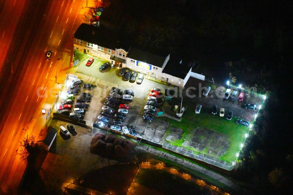 Halle (Saale) at night from the bird perspective: Night lighting Car dealership building Boellberger Weg in Halle (Saale) in the state Saxony-Anhalt, Germany