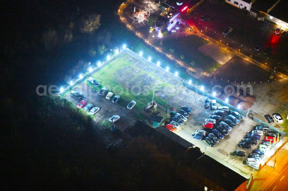 Halle (Saale) at night from the bird perspective: Night lighting Car dealership building Boellberger Weg in Halle (Saale) in the state Saxony-Anhalt, Germany