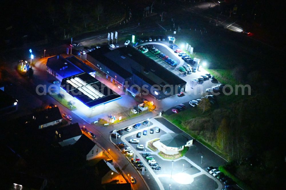 Leipzig at night from the bird perspective: Night lighting Car dealership building Car-Point - Auto-Center Weber GmbH & Co. KG Zum Apelstein in the district Nordwest in Leipzig in the state Saxony, Germany