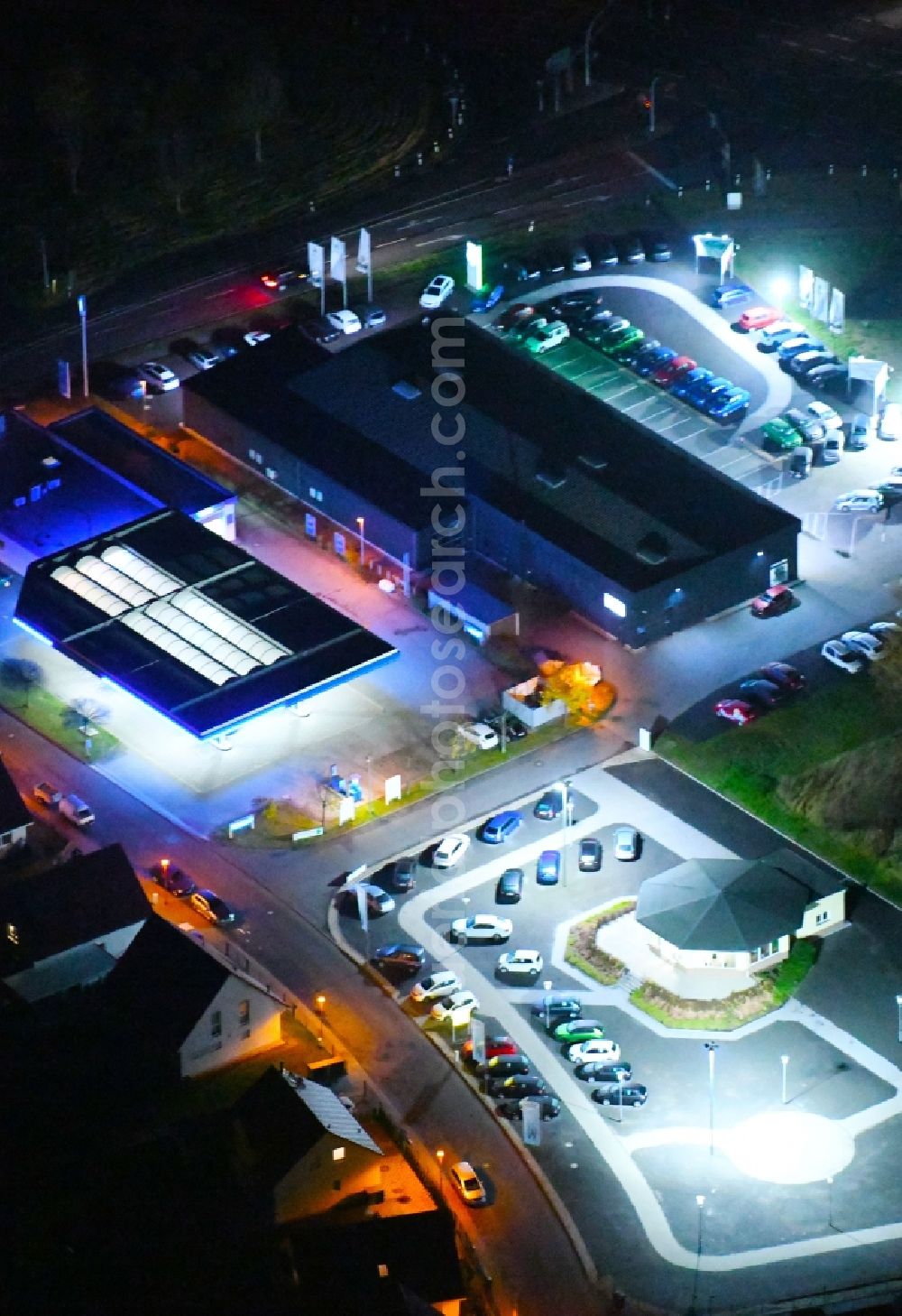 Aerial photograph at night Leipzig - Night lighting Car dealership building Car-Point - Auto-Center Weber GmbH & Co. KG Zum Apelstein in the district Nordwest in Leipzig in the state Saxony, Germany