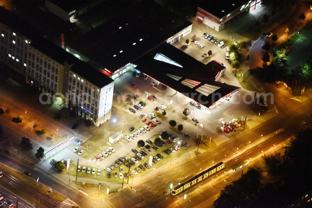 Berlin at night from above - Night view car dealership building M.C.F. Motor Company Fahrzeugvertriebsgesellschaft mbH an der Allee der Kosmonauten in Berlin