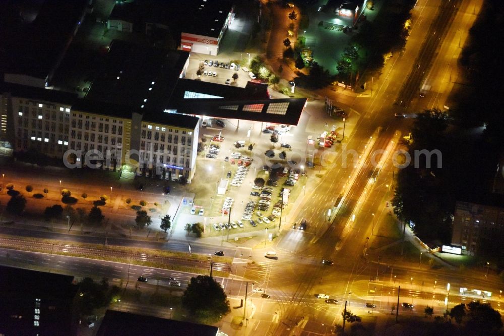 Berlin at night from the bird perspective: Night view car dealership building M.C.F. Motor Company Fahrzeugvertriebsgesellschaft mbH an der Allee der Kosmonauten in Berlin