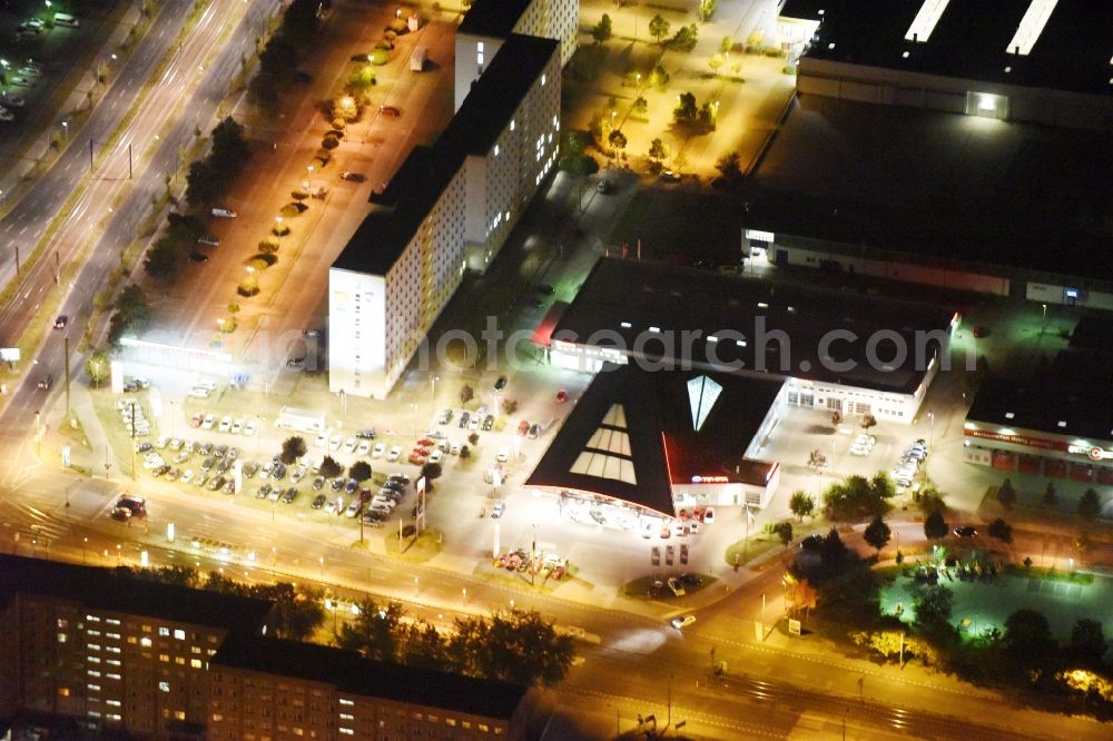 Aerial photograph at night Berlin - Night view car dealership building M.C.F. Motor Company Fahrzeugvertriebsgesellschaft mbH an der Allee der Kosmonauten in Berlin