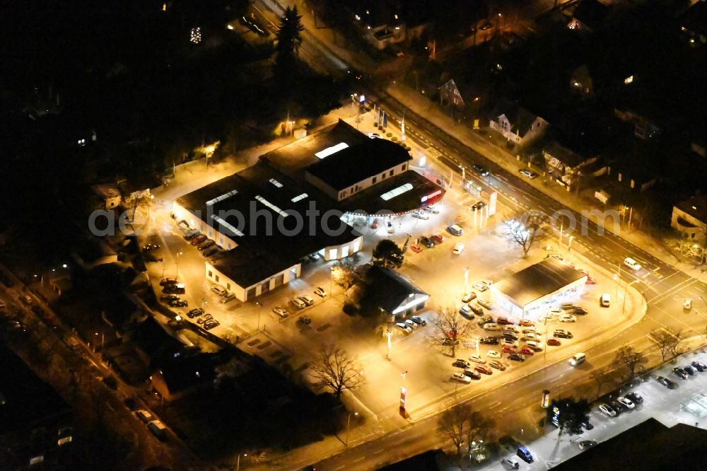 Potsdam at night from the bird perspective: Night view car dealership building M.C.F. Motor Company Fahrzeugvetriebsgesellschaft mbH Grossbeerenstrasse in the district Potsdam Suedost in Potsdam in the state Brandenburg