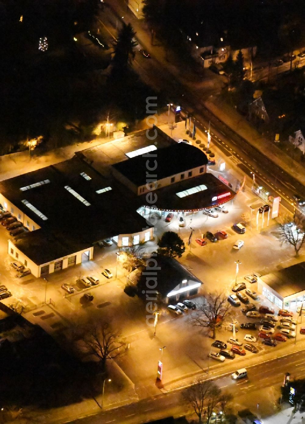 Aerial photograph at night Potsdam - Night view car dealership building M.C.F. Motor Company Fahrzeugvetriebsgesellschaft mbH Grossbeerenstrasse in the district Potsdam Suedost in Potsdam in the state Brandenburg