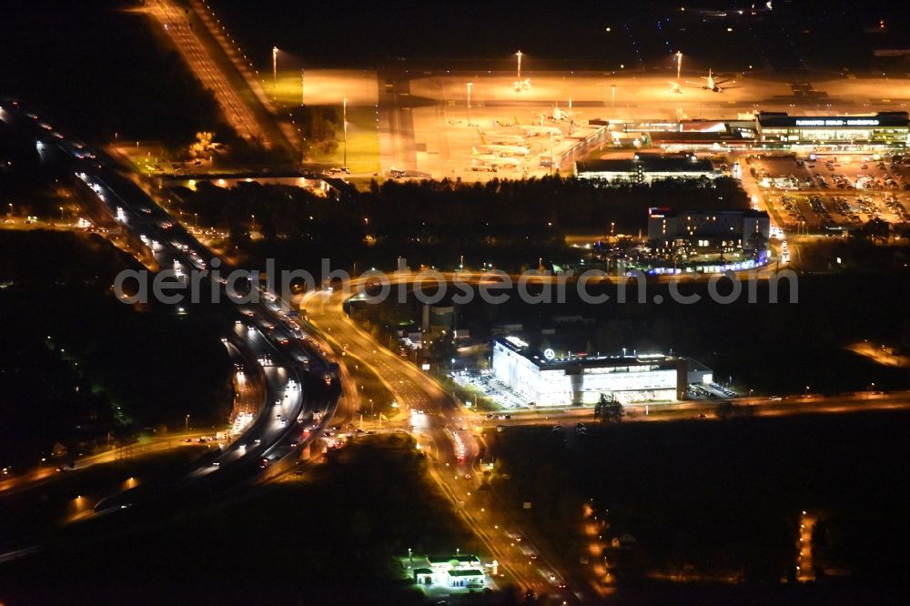 Schönefeld at night from the bird perspective: Night lighting car dealership building Mercedes-Benz Niederlassung Berlin on Hans-Grade-Allee in Schoenefeld in the state Brandenburg, Germany