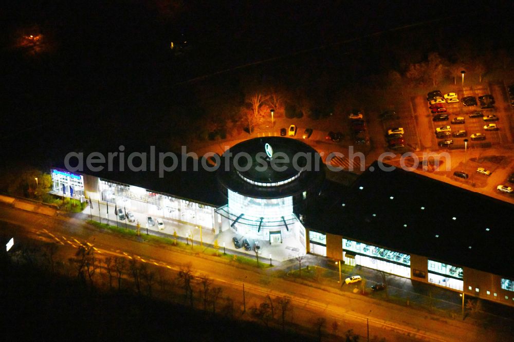 Aerial photograph at night Leipzig - Night lighting Car dealership building Mercedes-Benz Stern Auto Center Leipzig on Richard-Lehmann-Strasse in the district Marienbrunn in Leipzig in the state Saxony