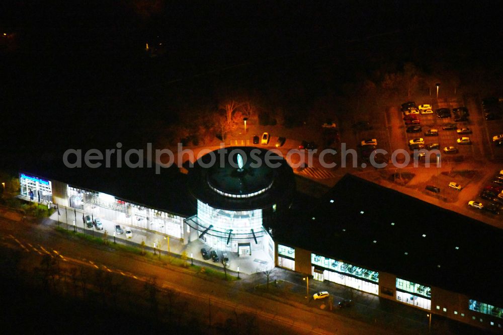 Aerial image at night Leipzig - Night lighting Car dealership building Mercedes-Benz Stern Auto Center Leipzig on Richard-Lehmann-Strasse in the district Marienbrunn in Leipzig in the state Saxony